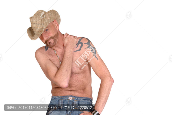 紋身；戴帽子的男人