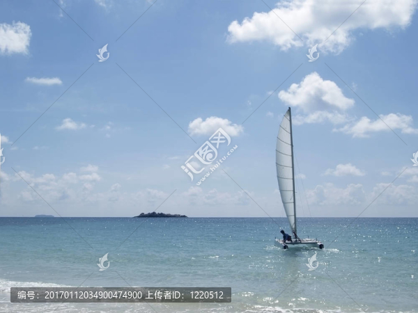船在海上