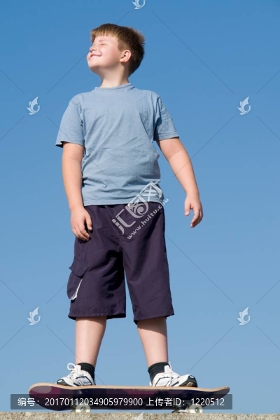 男孩用滑板