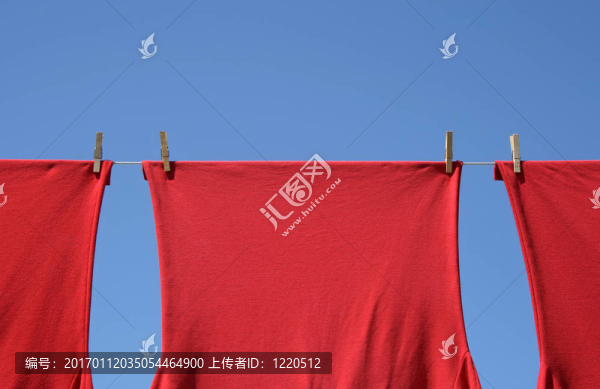 在衣服上的紅色T恤衫