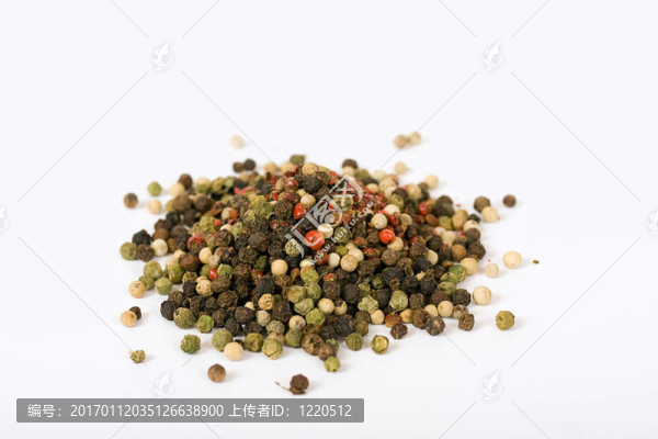在白色背景上分離的多色辣椒籽