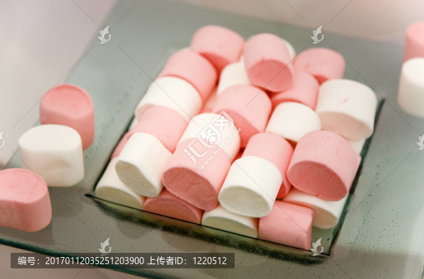白色和粉色的棉花糖