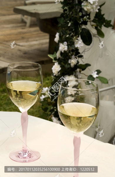 一副白葡萄酒的酒杯
