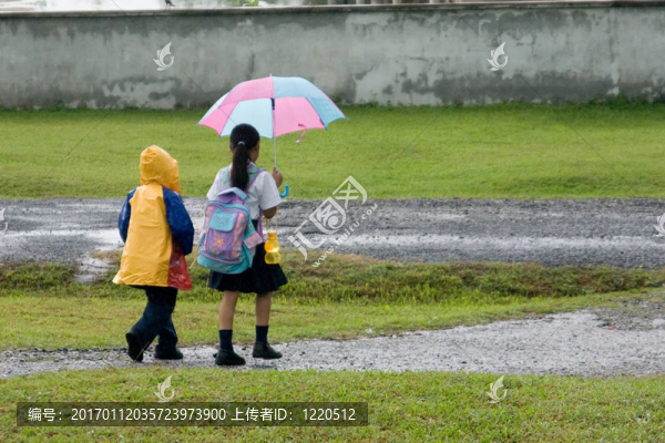 雨中漫步的孩子們