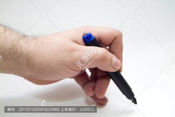 手用藍色筆