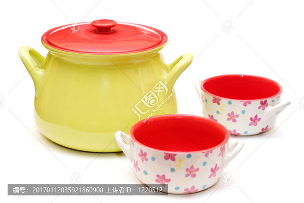 五彩繽紛的湯碗和杯子