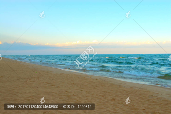 夏日的日出在海灘上荒蕪的海灘