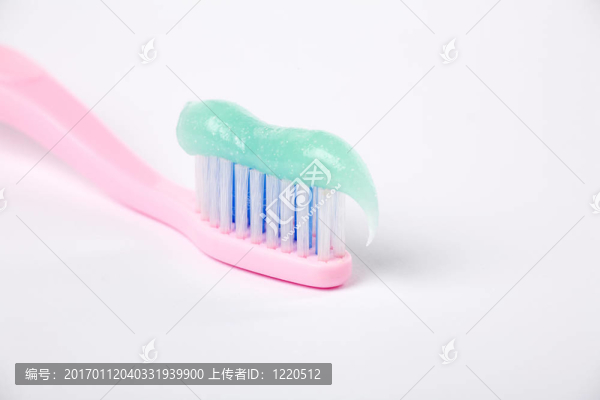 牙刷和水