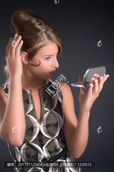 檢查她的化妝