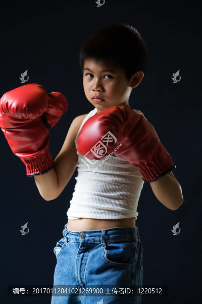 小男孩的拳擊手