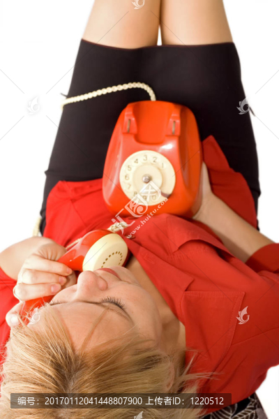女人在電話里聊天