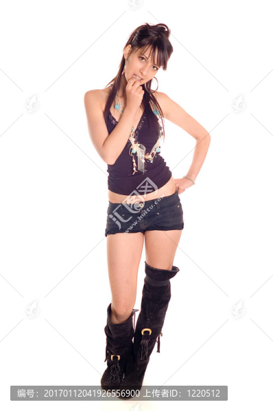 穿著短褲和高靴的性感女孩