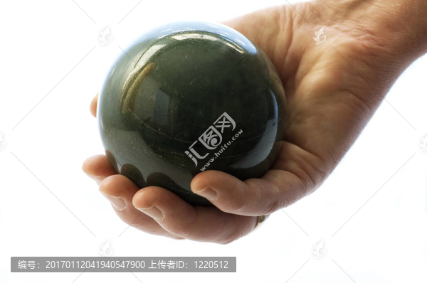 拿著一個球