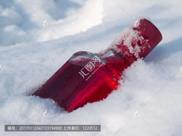 蔓越莓伏特加在雪中