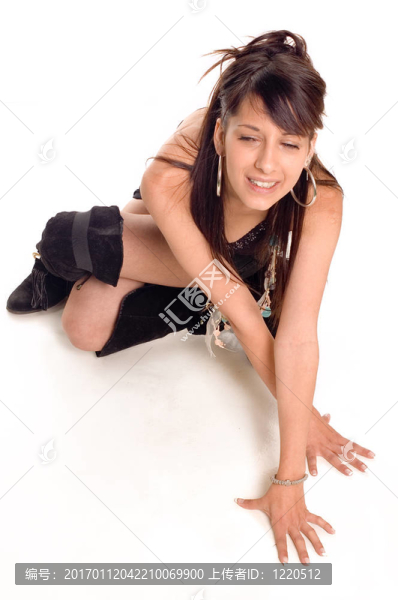 穿著短褲和高靴的性感女孩