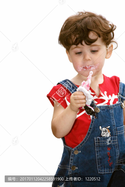 小女孩正在吃草莓冰淇淋