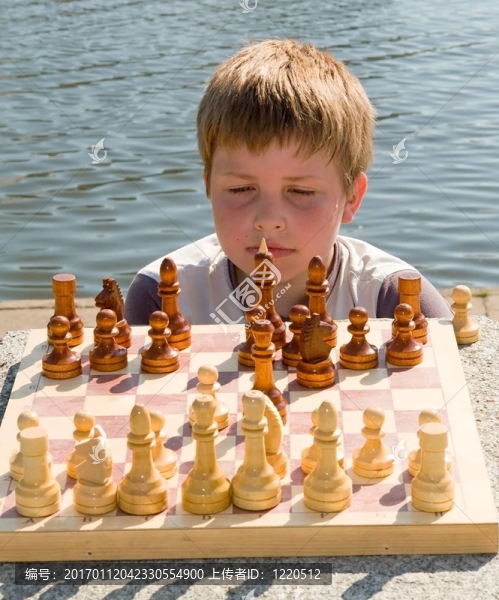 男孩下棋