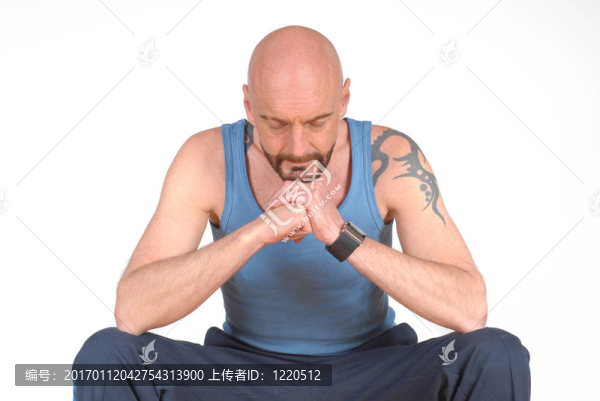 中年男子；冥想