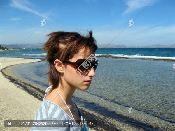 女人在海灘