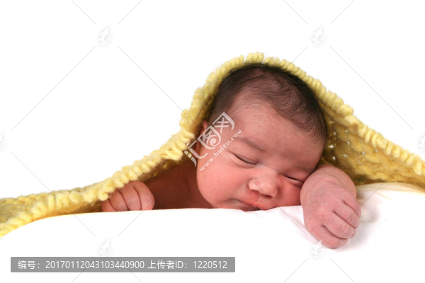 在白色背景上的嬰兒女孩