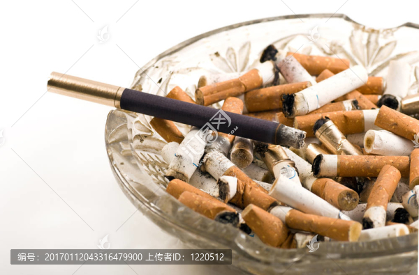 香煙和煙灰缸