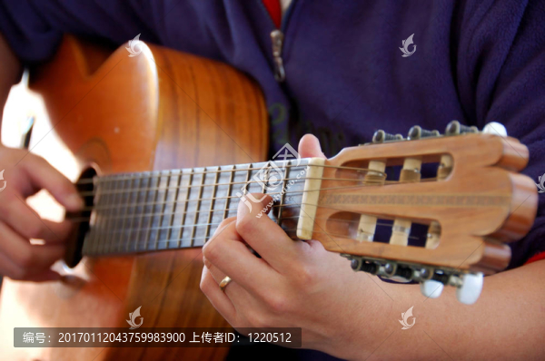 彈吉他