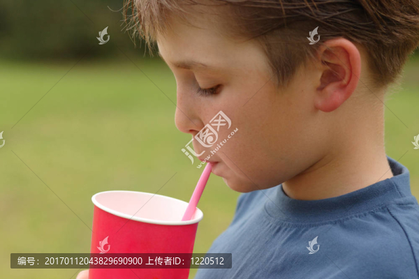 用吸管喝的孩子