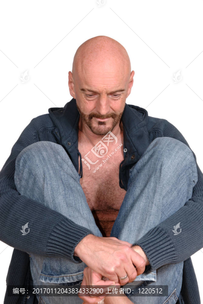 中年男子；冥想
