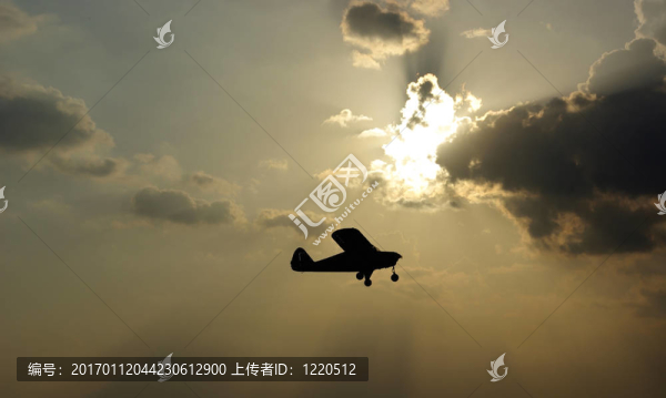 日落時(shí)的小飛機(jī)