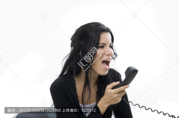 憤怒的女孩大叫