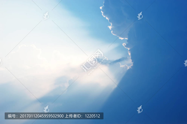 藍(lán)色的天空和白色的云