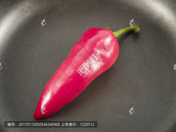 紅辣椒在平底鍋里