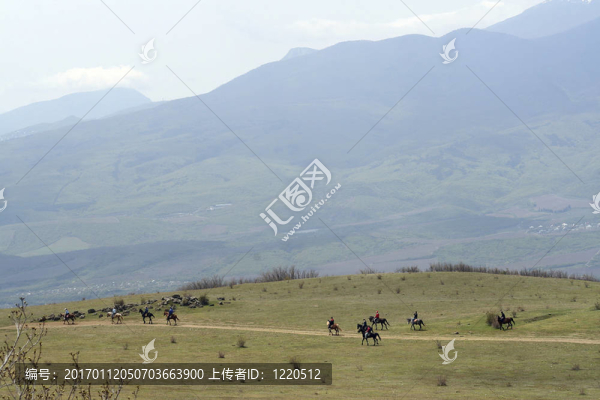 騎兵在群山