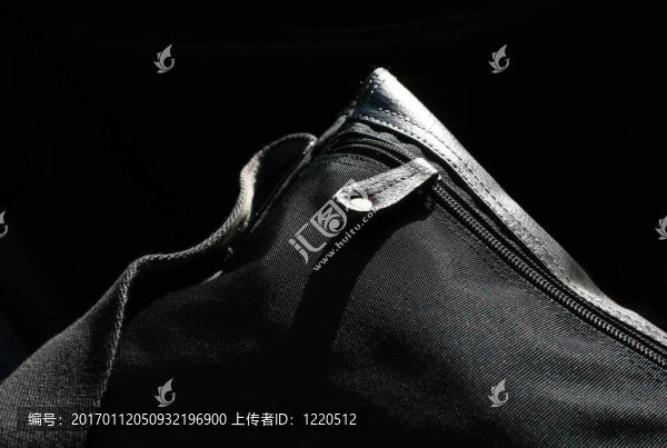 黑色的包