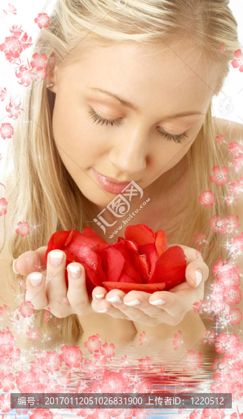 可愛的金發(fā)碧眼的紅玫瑰花瓣