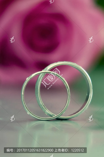 兩個(gè)結(jié)婚戒指