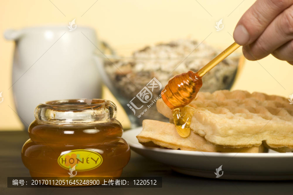 松餅的蜂蜜罐。