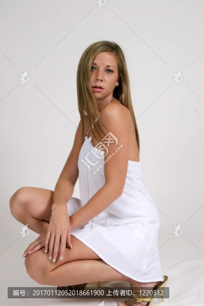 穿著白色的漂亮女人