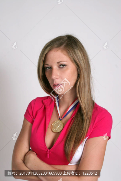 漂亮的女人交叉雙臂