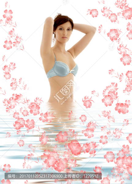藍色內(nèi)衣站在花3水的黑發(fā)