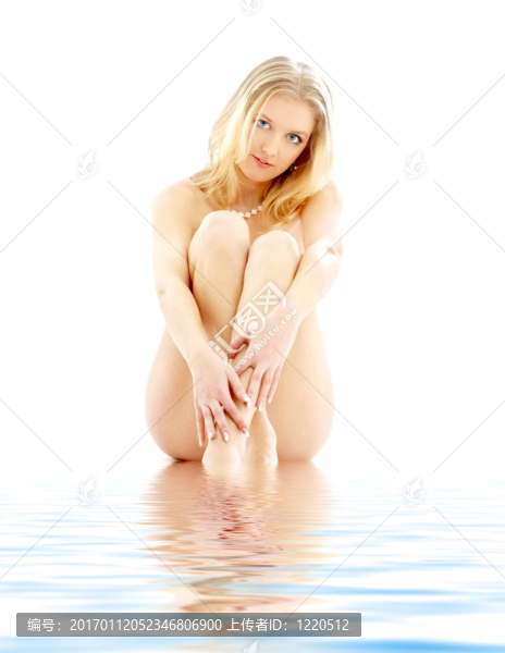 金發(fā)在水中的洗腳