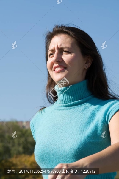 女人走