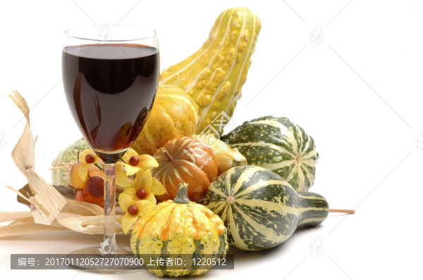 紅葡萄酒和秋天的樹葉
