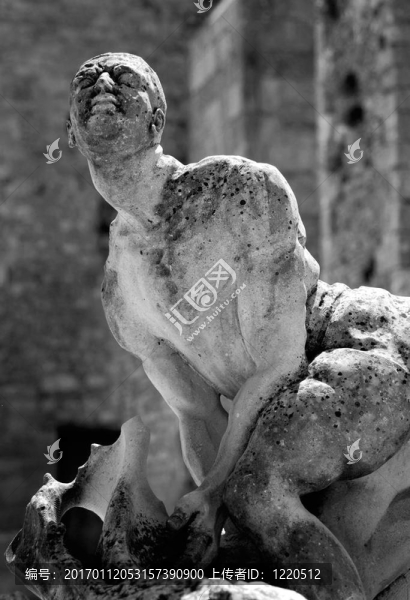 法國(guó)古代風(fēng)化雕像的黑白圖像。圖像有薄膜顆粒效應(yīng)補(bǔ)充。