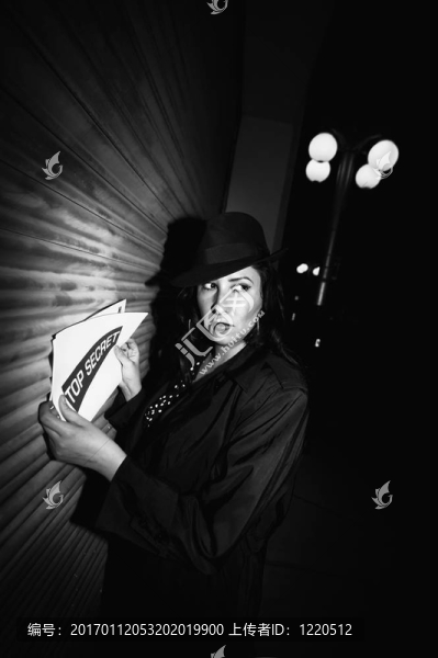 具有保密文件的間諜