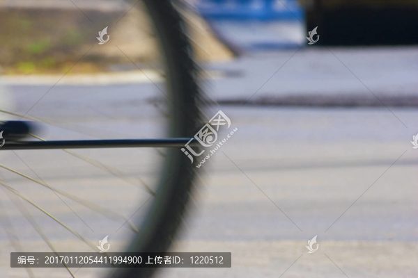 模糊的自行車輪對