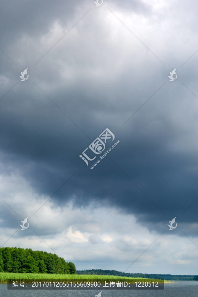 穆迪湖上空。