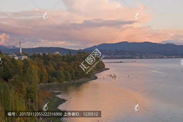 沿海岸的日落