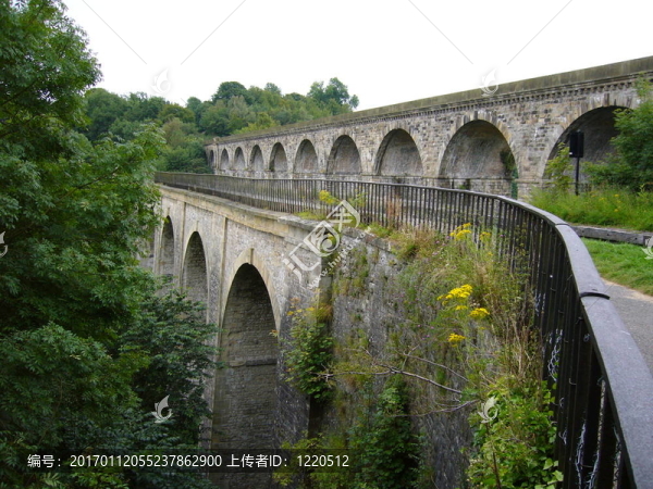 高興的水渠和高架橋