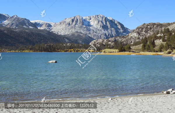 山上的湖